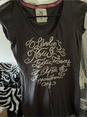 H&M Women's Gray Graphic Scoop Neck Tee
